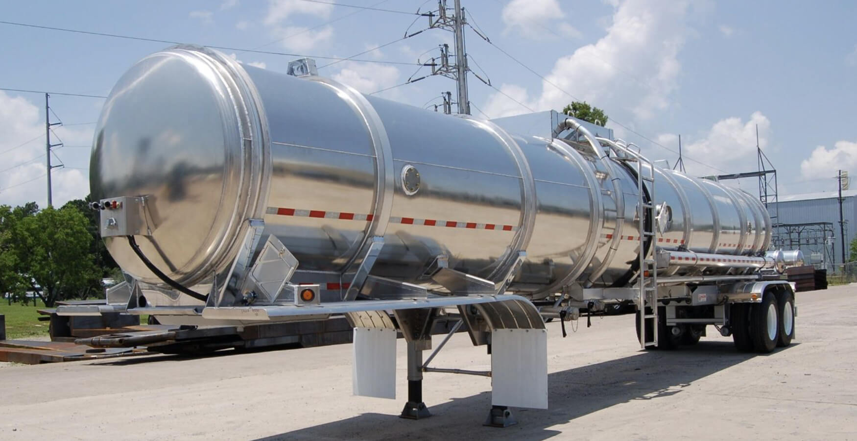 Polished stainless steel tanker with rings